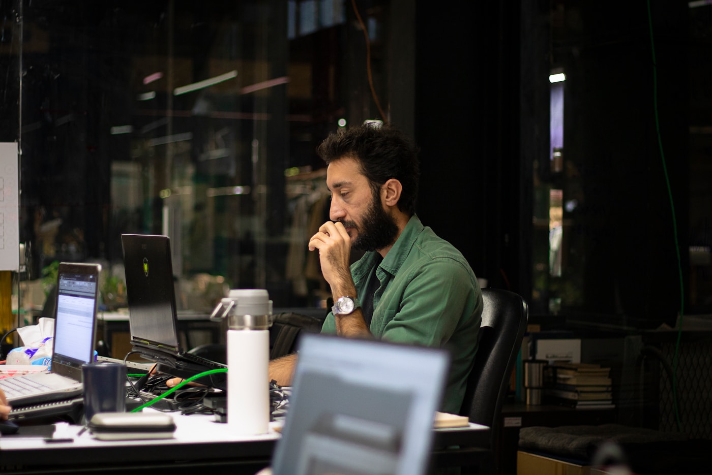 arbeitsplatz vor laptop